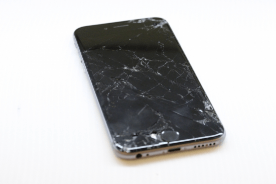 Mặt kính iPhone bị nứt vỡ nghiêm trọng