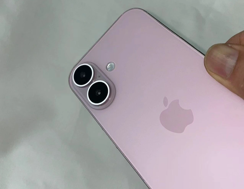 iPhone 16 lộ diện rõ nét qua ảnh thực tế, bản 16 Pro Max năm nay sẽ có thiết kế "siêu to khổng lồ"
